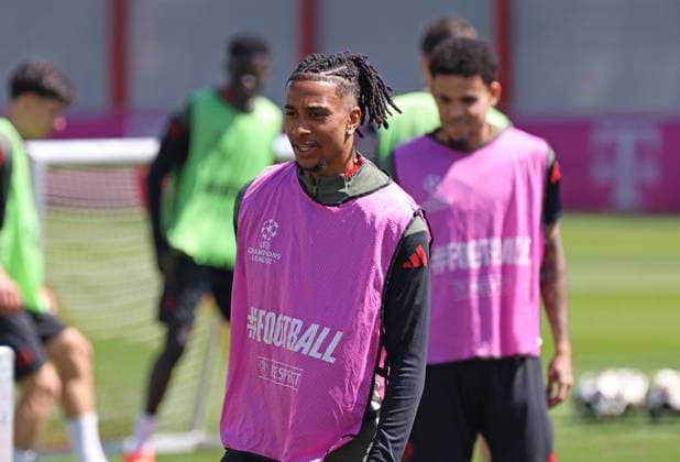 Fussball, Herren, Champions League, Saison 2025 2026, FC Bayern München, Abschlusstraining Michael Olise (FC Bayern München) stehend mit Leibchen, Kopf ,Oberkörper