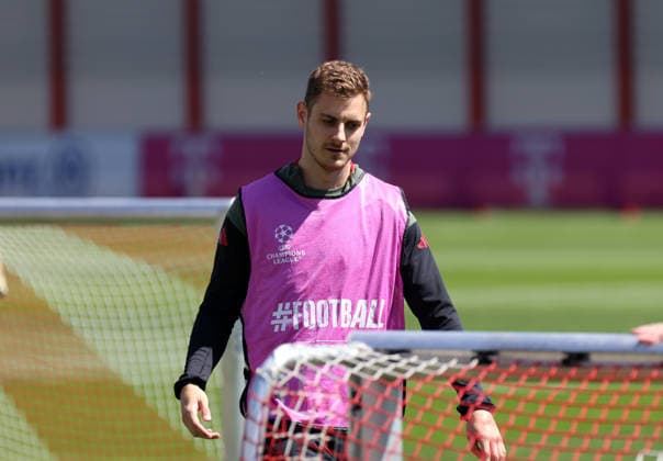 Fussball, Herren, Champions League, Saison 2025 2026, FC Bayern München, Abschlusstraining Josip Stanisic (FC Bayern München) Kopf, Oberkörper mit Leibchen
