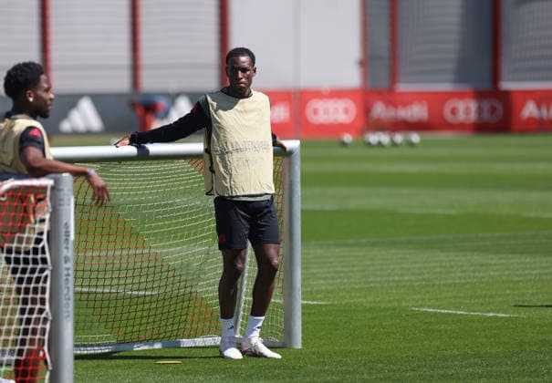 Fussball, Herren, Champions League, Saison 2025 2026, FC Bayern München, Abschlusstraining Nicolas Jackson (FC Bayern München) lehnt an einem kleinen Tor