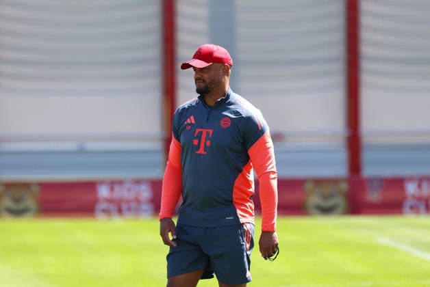Fussball, Herren, Champions League, Saison 2025 2026, FC Bayern München, Abschlusstraining Vincent Kompany, Trainer (FC Bayern München) stehend auf dem Trianingsplatz