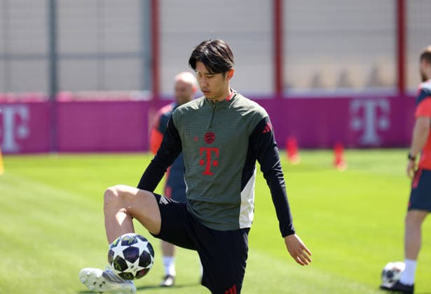 Fussball, Herren, Champions League, Saison 2025 2026, FC Bayern München, Abschlusstraining Hiroki Ito (FC Bayern München) spielt einen Ball