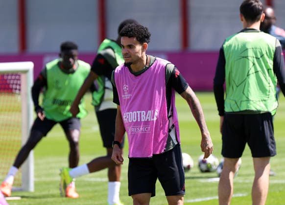Fussball, Herren, Champions League, Saison 2025 2026, FC Bayern München, Abschlusstraining Luis Diaz (FC Bayern München) stehend mit Leibchen