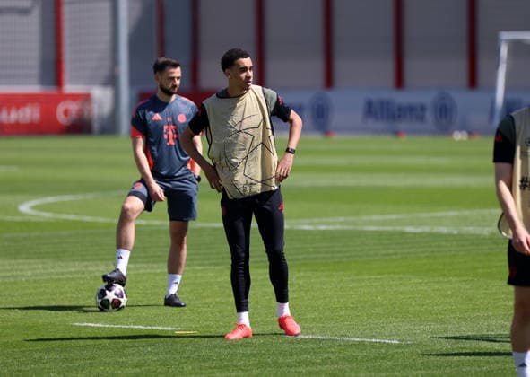 Fussball, Herren, Champions League, Saison 2025 2026, FC Bayern München, Abschlusstraining Jamal Musiala (FC Bayern München) stehend auf dem Trainingsplatz