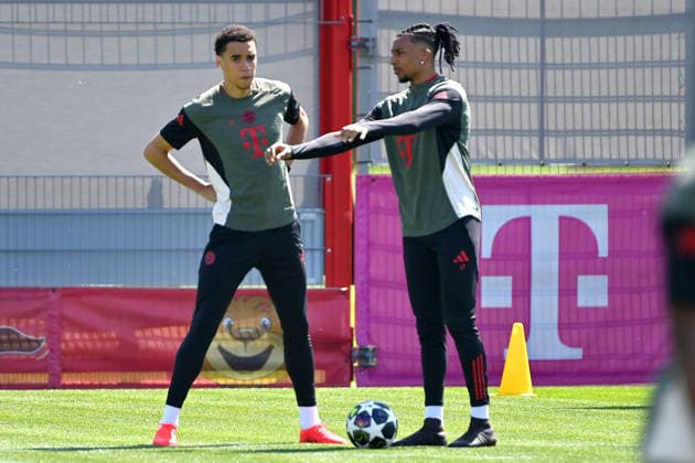 v.li:Jamal MUSIALA (Bayern Muenchen), Michael OLISE (Bayern Muenchen). Abschlusstraining Bayern Muenchen am 27.04.2026 Fussball Champions League Halbfinale Paris Saint Germain (PSG) - FC Bayern Muenchen am 28.04.2026