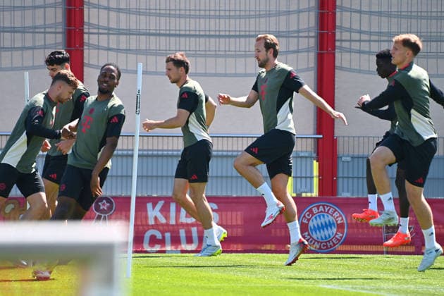 Leon GORETZKA (Bayern Muenchen), Harry KANE (Bayern Muenchen). Abschlusstraining Bayern Muenchen am 27.04.2026 Fussball Champions League Halbfinale Paris Saint Germain (PSG) - FC Bayern Muenchen am 28.04.2026