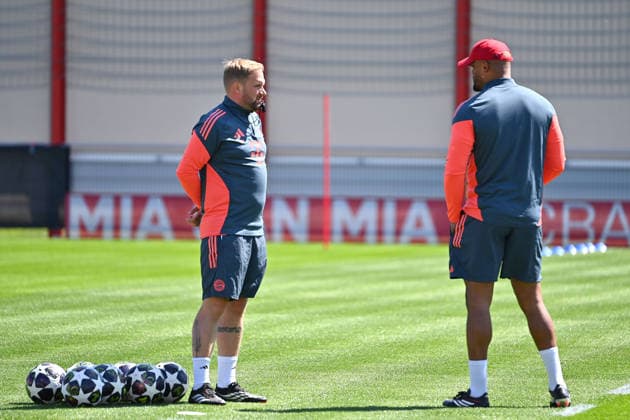 v.li:Aaron DANKS (Co-Trainer FCB), Trainer Vincent KOMPANY (Bayern Muenchen). Abschlusstraining Bayern Muenchen am 27.04.2026 Fussball Champions League Halbfinale Paris Saint Germain (PSG) - FC Bayern Muenchen am 28.04.2026 *** from left Aaron DANKS Co coach FCB , coach Vincent KOMPANY Bayern Muenchen final training Bayern Muenchen on 27 04 2026 Football Champions League semi-final Paris Saint Germain PSG FC Bayern Muenchen on 28 04 2026