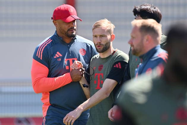 Trainer Vincent KOMPANY (Bayern Muenchen) begruesst Konrad LAIMER (Bayern Muenchen), re:Aaron DANKS (Co-Trainer FCB). Abschlusstraining Bayern Muenchen am 27.04.2026 Fussball Champions League Halbfinale Paris Saint Germain (PSG) - FC Bayern Muenchen am 28.04.2026
