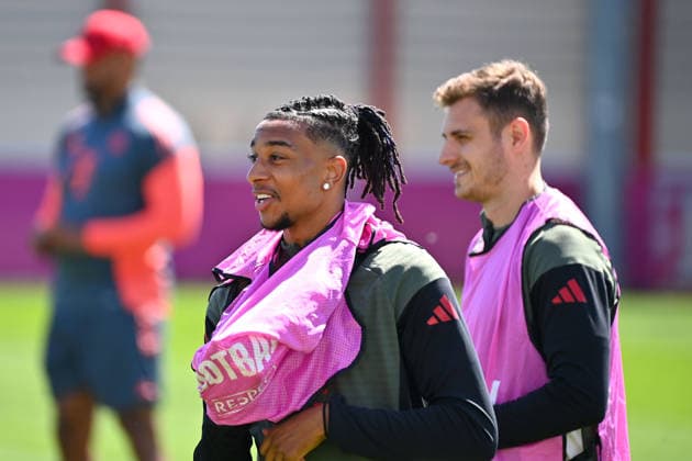 Michael OLISE (Bayern Muenchen), re:Josip STANISIC (Bayern Muenchen). Abschlusstraining Bayern Muenchen am 27.04.2026 Fussball Champions League Halbfinale Paris Saint Germain (PSG) - FC Bayern Muenchen am 28.04.2026