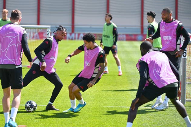 Michael OLISE (Bayern Muenchen), Aktion,Zweikampf gegen Luis DIAZ (Bayern Muenchen). Abschlusstraining Bayern Muenchen am 27.04.2026 Fussball Champions League Halbfinale Paris Saint Germain (PSG) - FC Bayern Muenchen am 28.04.2026