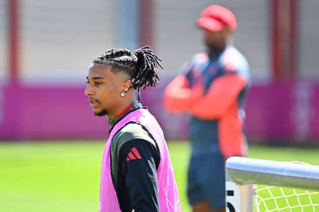 Michael OLISE (Bayern Muenchen), Abschlusstraining Bayern Muenchen am 27.04.2026 Fussball Champions League Halbfinale Paris Saint Germain (PSG) - FC Bayern Muenchen am 28.04.2026