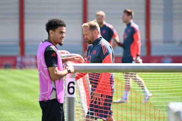 Aaron DANKS (Co-Trainer FCB), vorne:Luis DIAZ (Bayern Muenchen). Abschlusstraining Bayern Muenchen am 27.04.2026 Fussball Champions League Halbfinale Paris Saint Germain (PSG) - FC Bayern Muenchen am 28.04.2026