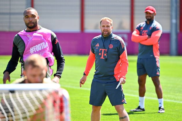 Aaron DANKS (Co-Trainer FCB), Gestik,gibt Anweisungen, hi:Trainer Vincent KOMPANY (Bayern Muenchen)- Abschlusstraining Bayern Muenchen am 27.04.2026 Fussball Champions League Halbfinale Paris Saint Germain (PSG) - FC Bayern Muenchen am 28.04.2026