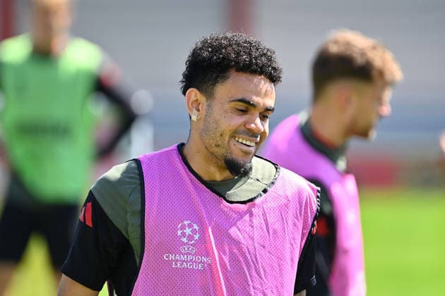 Luis DIAZ (Bayern Muenchen), lacht,lachen,lachend,optimistisch,gutgelaunt Einzelbild,angeschnittenes Einzelmotiv,Portraet,Portrait,Porträt. Abschlusstraining Bayern Muenchen am 27.04.2026 Fussball Champions League Halbfinale Paris Saint Germain (PSG) - FC Bayern Muenchen am 28.04.2026