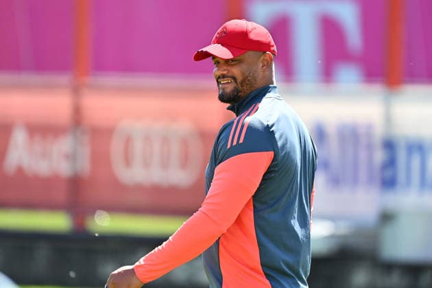 Trainer Vincent KOMPANY (Bayern Muenchen). Einzelbild,angeschnittenes Einzelmotiv,Halbfigur,halbe Figur. Abschlusstraining Bayern Muenchen am 27.04.2026 Fussball Champions League Halbfinale Paris Saint Germain (PSG) - FC Bayern Muenchen am 28.04.2026