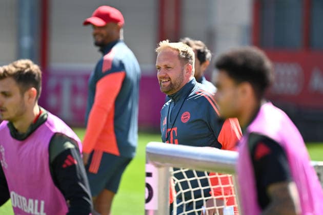 Aaron DANKS (Co-Trainer FCB) beobachtet das Training,hi;Trainer Vincent KOMPANY (Bayern Muenchen). Abschlusstraining Bayern Muenchen am 27.04.2026 Fussball Champions League Halbfinale Paris Saint Germain (PSG) - FC Bayern Muenchen am 28.04.2026