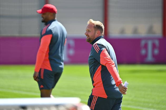 Aaron DANKS (Co-Trainer FCB) beobachtet das Training,hi;Trainer Vincent KOMPANY (Bayern Muenchen). Abschlusstraining Bayern Muenchen am 27.04.2026 Fussball Champions League Halbfinale Paris Saint Germain (PSG) - FC Bayern Muenchen am 28.04.2026