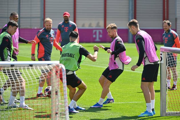 Aaron DANKS (Co-Trainer FCB) beobachtet das Training,hi;Trainer Vincent KOMPANY (Bayern Muenchen). vorne:Joshua KIMMICH (Bayern Muenchen), Aktion,Zweikampf gegen Aleksandar PAVLOVIC (Bayern Muenchen).re: Josip STANISIC (Bayern Muenchen). Abschlusstraining Bayern Muenchen am 27.04.2026 Fussball Champions League Halbfinale Paris Saint Germain (PSG) - FC Bayern Muenchen am 28.04.2026