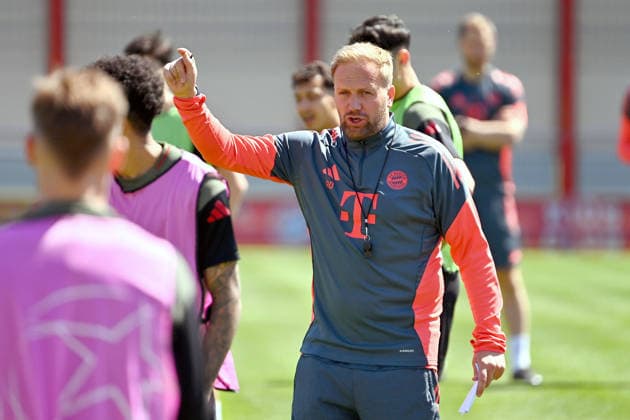 Aaron DANKS (Co-Trainer FCB), Gestik,gibt Anweisungen, Abschlusstraining Bayern Muenchen am 27.04.2026 Fussball Champions League Halbfinale Paris Saint Germain (PSG) - FC Bayern Muenchen am 28.04.2026