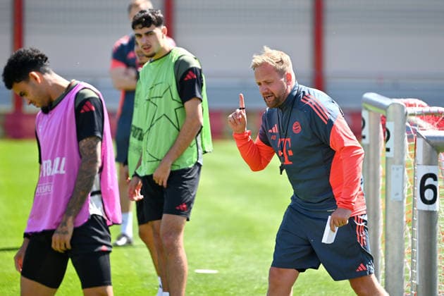 Aaron DANKS (Co-Trainer FCB), Gestik,gibt Anweisungen, Abschlusstraining Bayern Muenchen am 27.04.2026 Fussball Champions League Halbfinale Paris Saint Germain (PSG) - FC Bayern Muenchen am 28.04.2026 *** Aaron DANKS Co coach FCB , gestures, gives instructions, final training Bayern Muenchen on 27 04 2026 Football Champions League semi-final Paris Saint Germain PSG FC Bayern Muenchen on 28 04 2026
