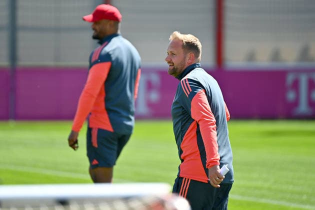 Aaron DANKS (Co-Trainer FCB) beobachtet das Training,hi;Trainer Vincent KOMPANY (Bayern Muenchen). Abschlusstraining Bayern Muenchen am 27.04.2026 Fussball Champions League Halbfinale Paris Saint Germain (PSG) - FC Bayern Muenchen am 28.04.2026
