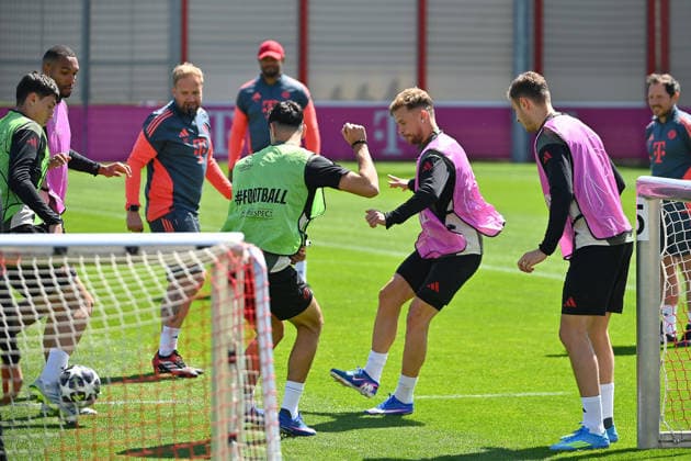 Aaron DANKS (Co-Trainer FCB) beobachtet das Training,hi;Trainer Vincent KOMPANY (Bayern Muenchen). vorne:Joshua KIMMICH (Bayern Muenchen), Aktion,Zweikampf gegen Aleksandar PAVLOVIC (Bayern Muenchen).re: Josip STANISIC (Bayern Muenchen). Abschlusstraining Bayern Muenchen am 27.04.2026 Fussball Champions League Halbfinale Paris Saint Germain (PSG) - FC Bayern Muenchen am 28.04.2026