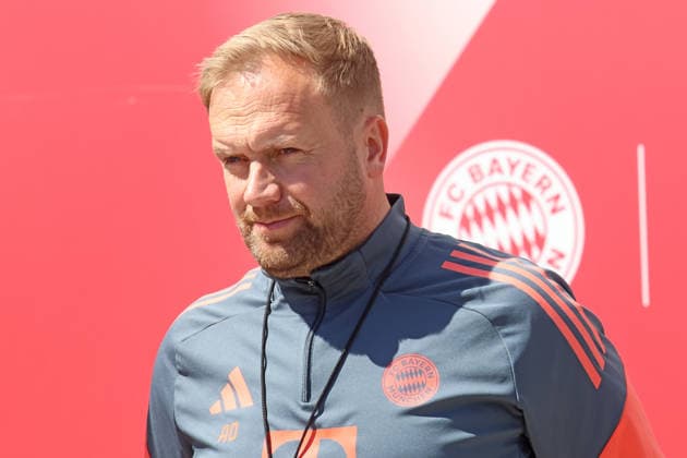 Co-Trainer Aaron Danks, kommt aus der Kabine, Porträt, Portrait, Fussball Abschlsstraining des FC Bayern München vor UEFA Champions League, gegen Paris Saint-Germain 27.04.2026 Trainingsgelände, Säbenerstr. FOTO: Mladen Lackovic LakoPress