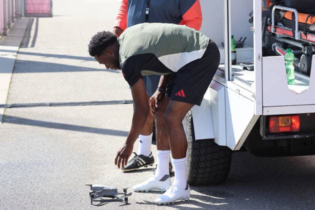 19 Alphonso Davies, mit Drohne, Porträt, Portrait, Fussball Abschlsstraining des FC Bayern München vor UEFA Champions League, gegen Paris Saint-Germain 27.04.2026 Trainingsgelände, Säbenerstr. FOTO: Mladen Lackovic LakoPress
