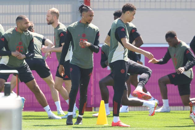 v.l. 17 Michael Olise, 10 Jamal Musiala, Porträt, Portrait, und Kollegen, beim Aufwärmen, Fussball Abschlsstraining des FC Bayern München vor UEFA Champions League, gegen Paris Saint-Germain 27.04.2026 Trainingsgelände, Säbenerstr. FOTO: Mladen Lackovic LakoPress