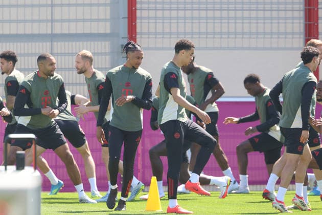 v.l. 17 Michael Olise, 10 Jamal Musiala, Porträt, Portrait, und Kollegen, beim Aufwärmen, Fussball Abschlsstraining des FC Bayern München vor UEFA Champions League, gegen Paris Saint-Germain 27.04.2026 Trainingsgelände, Säbenerstr. FOTO: Mladen Lackovic LakoPress