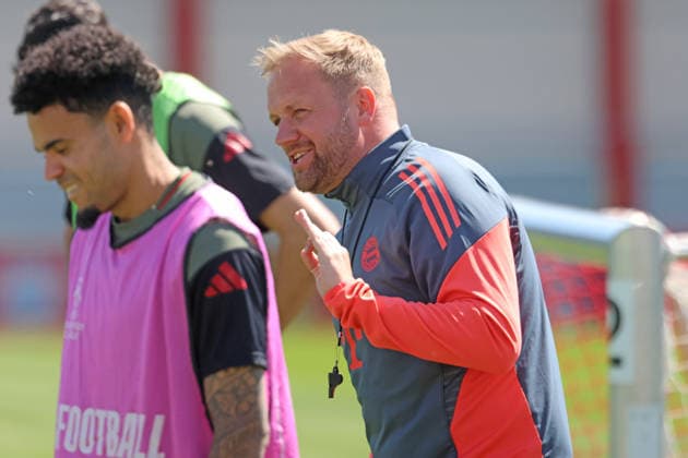 Co-Trainer Aaron Danks, leitet das Trainig, 14 Luis Diaz (li.) Porträt, Portrait, Fussball Abschlsstraining des FC Bayern München vor UEFA Champions League, gegen Paris Saint-Germain 27.04.2026 Trainingsgelände, Säbenerstr. FOTO: Mladen Lackovic LakoPress