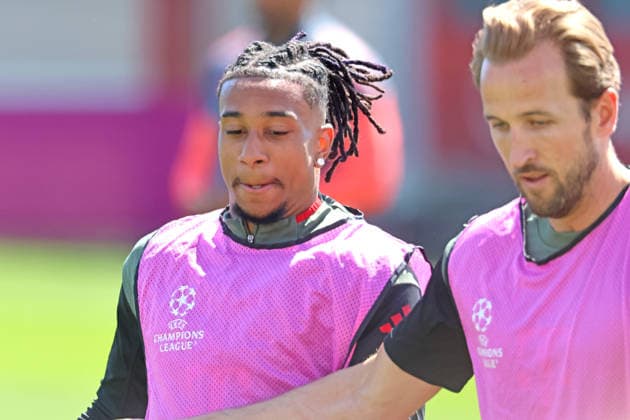 v.l. 17 Michael Olise und 9 Harry Kane, Porträt, Portrait, Fussball Abschlsstraining des FC Bayern München vor UEFA Champions League, gegen Paris Saint-Germain 27.04.2026 Trainingsgelände, Säbenerstr. FOTO: Mladen Lackovic LakoPress
