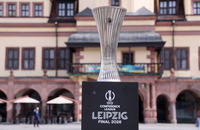 Leipzig, 27.04.2026, Marktplatz, Fußball, Uefa Conference League, Leipzig ist Austragungsort des diesjährigen Finales der UEFA Conference League. Das Finale findet am 27.05.2026 statt. Auf dem Marktplatz präsentierte die Uefa den Siegerpokal. , Im Bild: Pokal, Trophäe , Nur zur redaktionellen Nutzung. Only editorial use. , DFL DFB regulations prohibit any use of photographs as image sequences and or quasi-video. , *** Leipzig, 27 04 2026, Marktplatz, Football, Uefa Conference League, Leipzig is the venue for this years UEFA Conference League final The final will take place on 27 05 2026 On the market square, Uefa presented the winners trophy , In the picture trophy, trophy , For editorial use only Only editorial use , DFL DFB regulations prohibit any use of photographs as image sequences and or quasi video ,