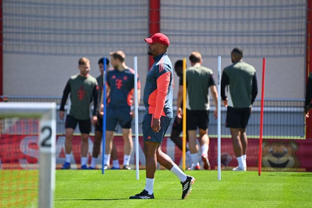 Trainer Vincent KOMPANY (Bayern Muenchen). Abschlusstraining Bayern Muenchen am 27.04.2026 Fussball Champions League Halbfinale Paris Saint Germain (PSG) - FC Bayern Muenchen am 28.04.2026