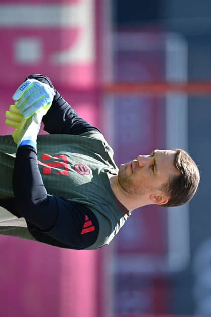 Manuel NEUER (Torwart Bayern Muenchen), Aktion,Einzelbild,angeschnittenes Einzelmotiv,Halbfigur,halbe Figur. Abschlusstraining Bayern Muenchen am 27.04.2026 Fussball Champions League Halbfinale Paris Saint Germain (PSG) - FC Bayern Muenchen am 28.04.2026