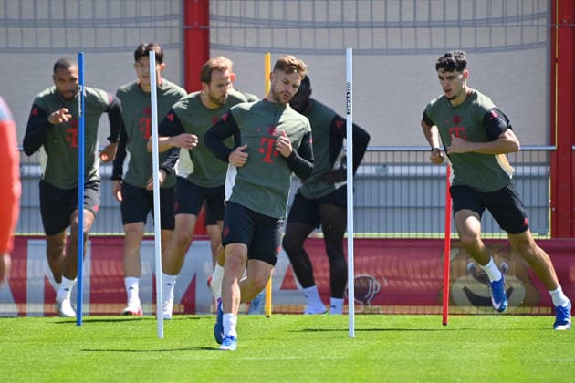 Joshua KIMMICH (Bayern Muenchen), hi.v.li:Jonathan TAH (Bayern Muenchen),Minjae KIM (FC Bayern Muenchen),Harry KANE (Bayern Muenchen),re:Aleksandar PAVLOVIC (Bayern Muenchen). Abschlusstraining Bayern Muenchen am 27.04.2026 Fussball Champions League Halbfinale Paris Saint Germain (PSG) - FC Bayern Muenchen am 28.04.2026