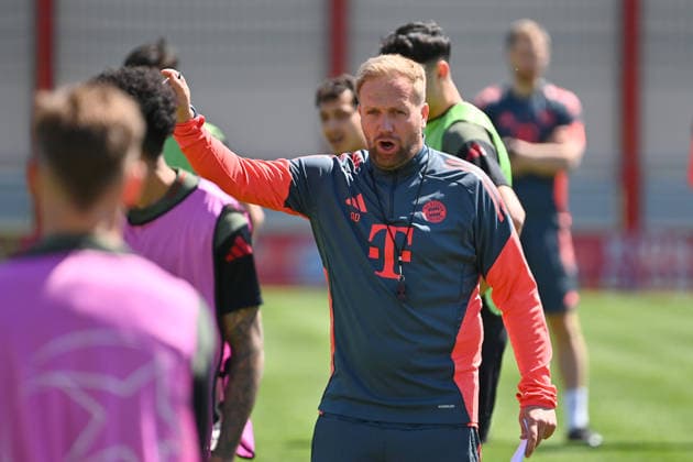 Aaron DANKS (Co-Trainer FCB), Gestik,gibt Anweisungen. Abschlusstraining Bayern Muenchen am 27.04.2026 Fussball Champions League Halbfinale Paris Saint Germain (PSG) - FC Bayern Muenchen am 28.04.2026 *** Aaron DANKS Co Coach FCB , gestures, gives instructions final training Bayern Muenchen on 27 04 2026 Soccer Champions League Semifinal Paris Saint Germain PSG FC Bayern Muenchen on 28 04 2026