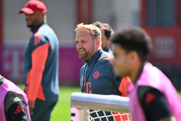 Aaron DANKS (Co-Trainer FCB), hi:Trainer Vincent KOMPANY (Bayern Muenchen). Abschlusstraining Bayern Muenchen am 27.04.2026 Fussball Champions League Halbfinale Paris Saint Germain (PSG) - FC Bayern Muenchen am 28.04.2026
