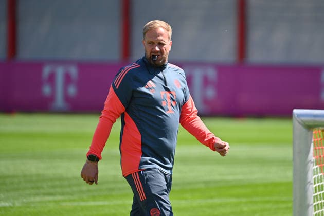 Aaron DANKS (Co-Trainer FCB), Einzelbild,angeschnittenes Einzelmotiv, Halbfigur,halbe Figur. Abschlusstraining Bayern Muenchen am 27.04.2026 Fussball Champions League Halbfinale Paris Saint Germain (PSG) - FC Bayern Muenchen am 28.04.2026 *** Aaron DANKS Co Trainer FCB , single picture, cropped single motif, half figure, half figure final training Bayern Muenchen on 27 04 2026 Soccer Champions League Semifinal Paris Saint Germain PSG FC Bayern Muenchen on 28 04 2026
