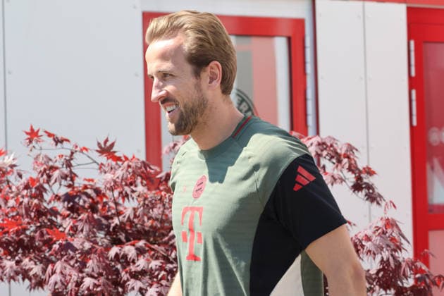 9 Harry Kane, ist gut gelaunt, lächelt, beim Einlaufen, Porträt, Portrait, Fussball Abschlsstraining des FC Bayern München vor UEFA Champions League, gegen Paris Saint-Germain 27.04.2026 Trainingsgelände, Säbenerstr. FOTO: Mladen Lackovic LakoPress