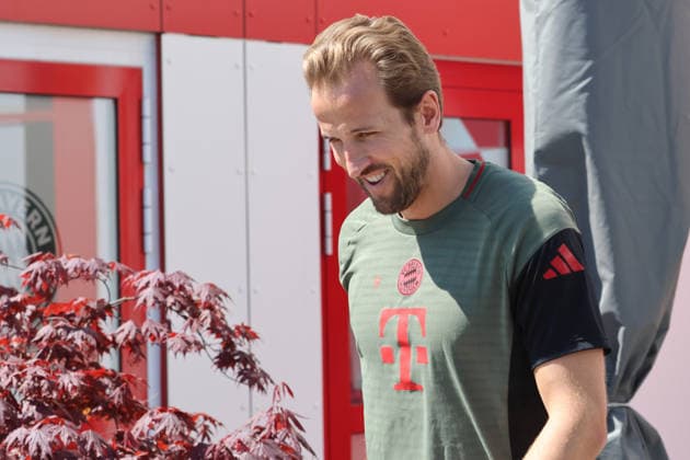 9 Harry Kane, ist gut gelaunt, lächelt, beim Einlaufen, Porträt, Portrait, Fussball Abschlsstraining des FC Bayern München vor UEFA Champions League, gegen Paris Saint-Germain 27.04.2026 Trainingsgelände, Säbenerstr. FOTO: Mladen Lackovic LakoPress