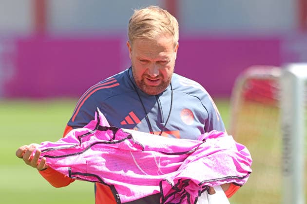 Co-Trainer Aaron Danks, CL-Trikots, Porträt, Portrait, Fussball Abschlsstraining des FC Bayern München vor UEFA Champions League, gegen Paris Saint-Germain 27.04.2026 Trainingsgelände, Säbenerstr. FOTO: Mladen Lackovic LakoPress