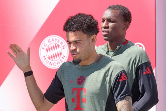 v.l. 14 Luis Diaz, 11 Nicolas Jackson, Porträt, Portrait, Fussball Abschlsstraining des FC Bayern München vor UEFA Champions League, gegen Paris Saint-Germain 27.04.2026 Trainingsgelände, Säbenerstr. FOTO: Mladen Lackovic LakoPress