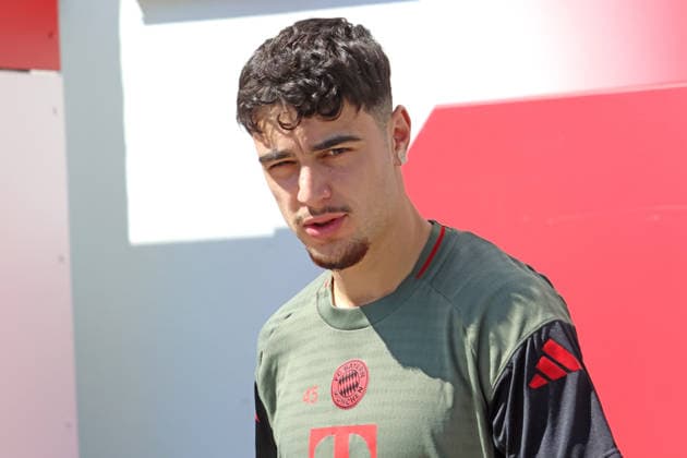 45 Aleksandar Pavlovic, Porträt, Portrait, Fussball Abschlsstraining des FC Bayern München vor UEFA Champions League, gegen Paris Saint-Germain 27.04.2026 Trainingsgelände, Säbenerstr. FOTO: Mladen Lackovic LakoPress