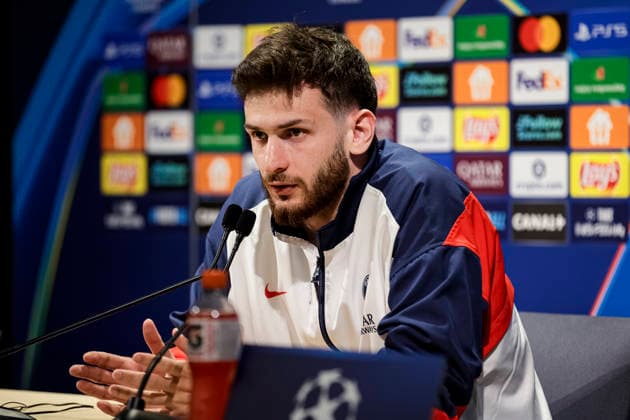 Paris, France - April 27: Khvicha Kvaratskhelia of Paris Saint Germain talks during the training session press conference, PK, Pressekonferenz on day ahead of the UEFA Champions League 2025 26 Semi Final First Leg match between Paris Saint-Germain and FC Bayern Munchen at Parc des Princes on April 27, 2026 in Paris, France. (Photo by JustPictures) Paris Parc des Princes France