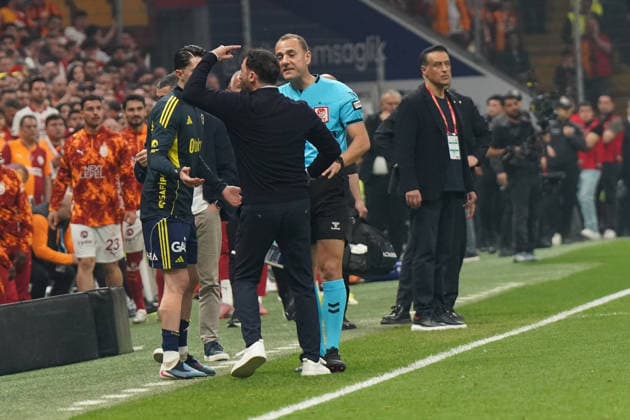 ISTANBUL, TURKEY - APRIL 26: Coach Domenico Tedesco and Ismail Yuksek and of Fenerbahce reacts to referee during the Trendyol Super League match between Galatasaray SK and Fenerbahce SK at Rams Park Stadium on April 26, 2026 in Istanbul, Turkey. Istanbul Turkey Copyright: xSeskimphotox GSaray-FBahce-260426 (292)