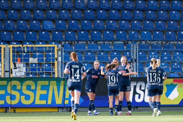 Spielerinnen der TSG 1899 Hoffenheim, jubeln vor leeren Rängen über das Tor zum 3:1, Jubel, Torjubel, Torerfolg, celebrate the goal, goal, celebration, jubelt ueber das Tor, Freuen, Freude, freut sich, optimistisch, positiv, Spielszene, Highlight, Action, Aktion, kaum Zuschauer, wenig Publikum, kaum Zuschauerinteresse am Montagsspiel, 27.04.2026, Sinsheim (Hoffenheim) (Deutschland), Fussball, Google Pixel Frauen-Bundesliga, TSG 1899 Hoffenheim - 1. FC Köln, DFB DFL REGULATIONS PROHIBIT ANY USE OF PHOTOGRAPHS AS IMAGE SEQUENCES AND OR QUASI-VIDEO.