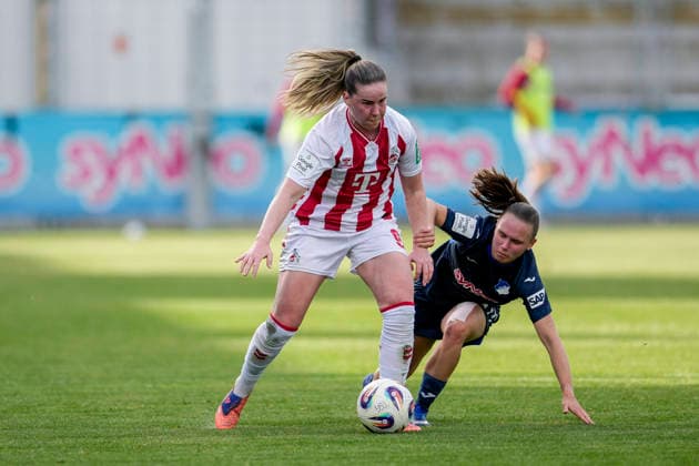 v.li.: Adriana Achcinska (Köln, 9), Marie Steiner (TSG, 19), Zweikampf, Spielszene, Duell, duel, tackle, tackling, Dynamik, Action, Aktion, 27.04.2026, Sinsheim (Hoffenheim) (Deutschland), Fussball, Google Pixel Frauen-Bundesliga, TSG 1899 Hoffenheim - 1. FC Köln, DFB DFL REGULATIONS PROHIBIT ANY USE OF PHOTOGRAPHS AS IMAGE SEQUENCES AND OR QUASI-VIDEO.