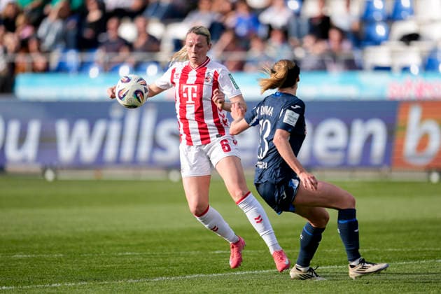 v.li.: Sandra Maria Jessen (Köln, 6), Wielle Douma (Wianda Ellen Geertruida Douma, TSG, 13), Zweikampf, Spielszene, Duell, duel, tackle, tackling, Dynamik, Action, Aktion, 27.04.2026, Sinsheim (Hoffenheim) (Deutschland), Fussball, Google Pixel Frauen-Bundesliga, TSG 1899 Hoffenheim - 1. FC Köln, DFB DFL REGULATIONS PROHIBIT ANY USE OF PHOTOGRAPHS AS IMAGE SEQUENCES AND OR QUASI-VIDEO.