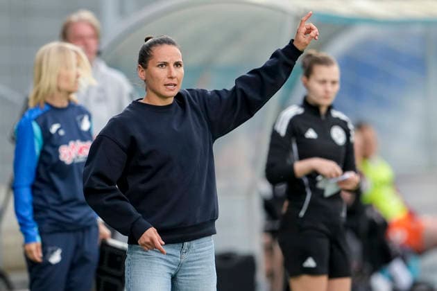 Eva-Maria Virsinger (Cheftrainerin, Trainerin, TSG), gibt Anweisungen, gestikuliert, mit den Armen gestikulieren, Einzelbild, Einzelfoto, Aktion, Action, 27.04.2026, Sinsheim (Hoffenheim) (Deutschland), Fussball, Google Pixel Frauen-Bundesliga, TSG 1899 Hoffenheim - 1. FC Köln, DFB DFL REGULATIONS PROHIBIT ANY USE OF PHOTOGRAPHS AS IMAGE SEQUENCES AND OR QUASI-VIDEO.