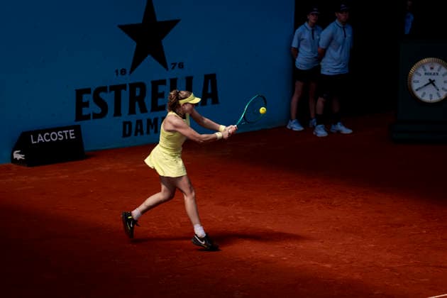 Mutua Madrid Open - Day Eight MADRID, SPAIN - APRIL 27: Mirra Andreeva plays a backhand against Anna Bondar of Hungary during their match on Day 8 during the Mutua Madrid Open 2026 tournament celebrated at La Caja Magica on April 27, 2026 in Madrid, Spain. Madrid La Caja Magica Madrid Spain Copyright: xAlbertoxGardinx AGardin_20260427_Tennis_Madrid_Day8_0447
